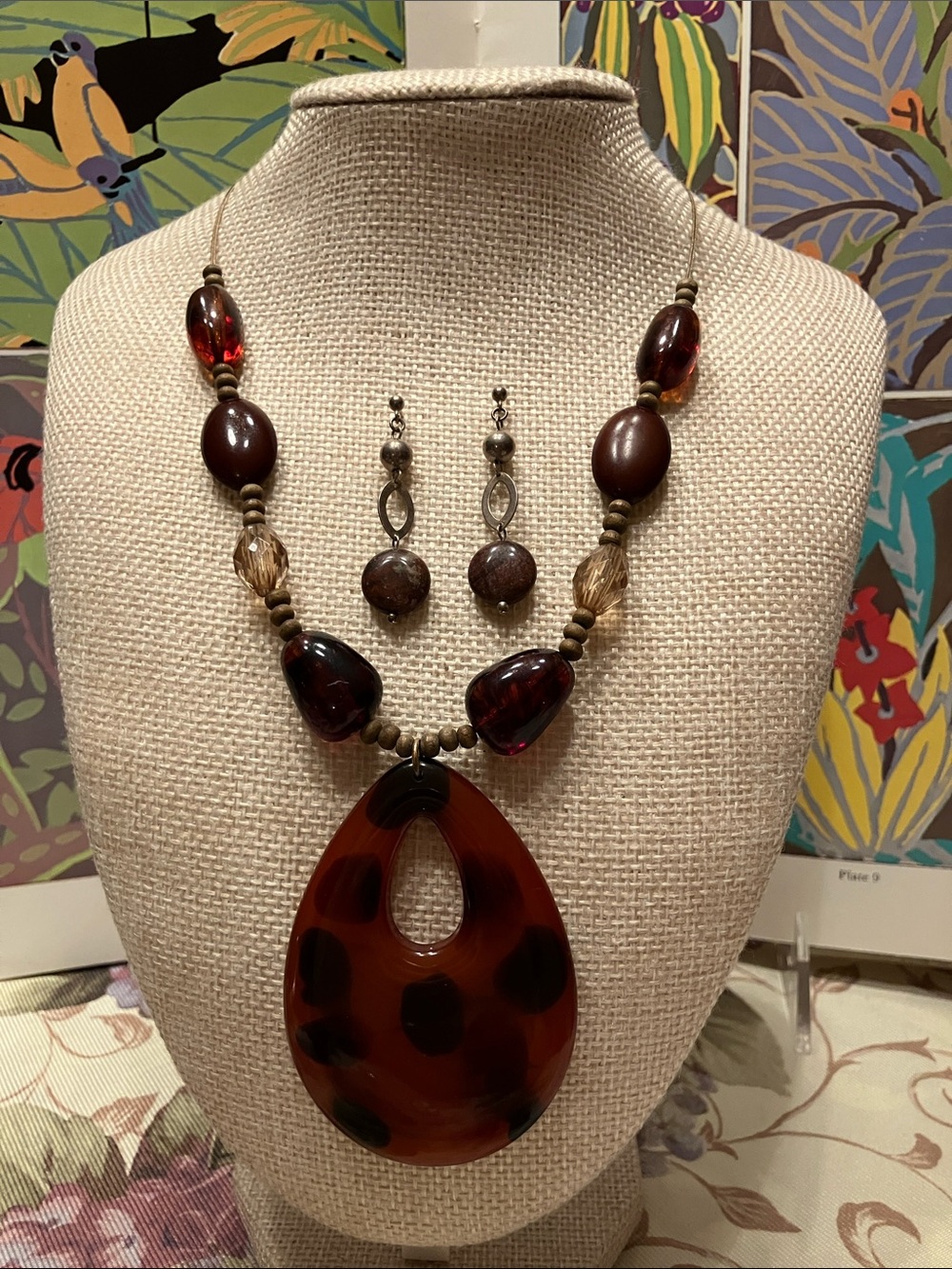 VINTAGE NECKLACE WITH AMBER COLORED BEADS AND A LARGE ACRYLIC PENDANT